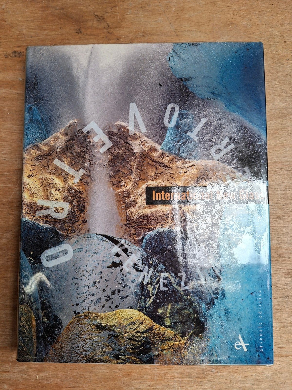 International New Glass - Kunstboek over glasobjecten, Overige onderwerpen, Ophalen, Onbekend, Gelezen