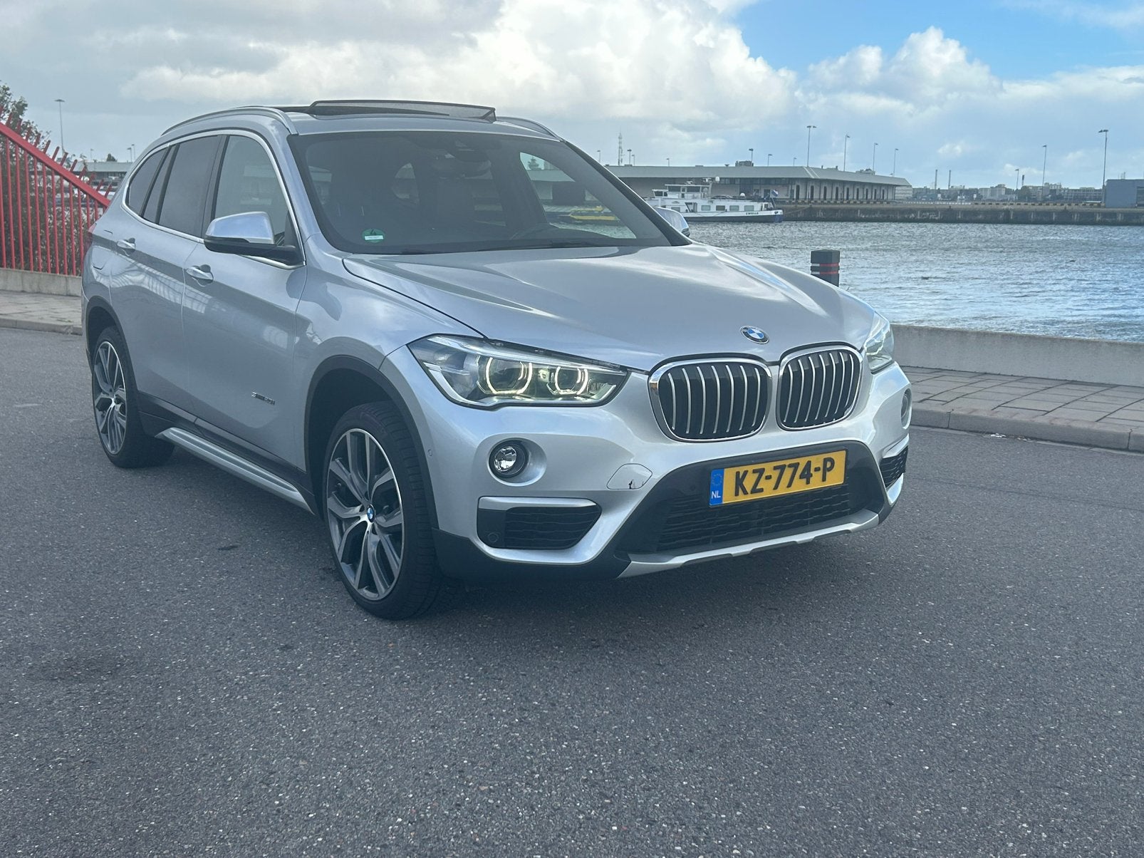 BMW X1 Sdrive20i 192pk Aut PANO LEDER LED NAVI PDC ECC, Auto's, 1800 kg, Bedrijf, SUV of Terreinwagen, 84 €/maand