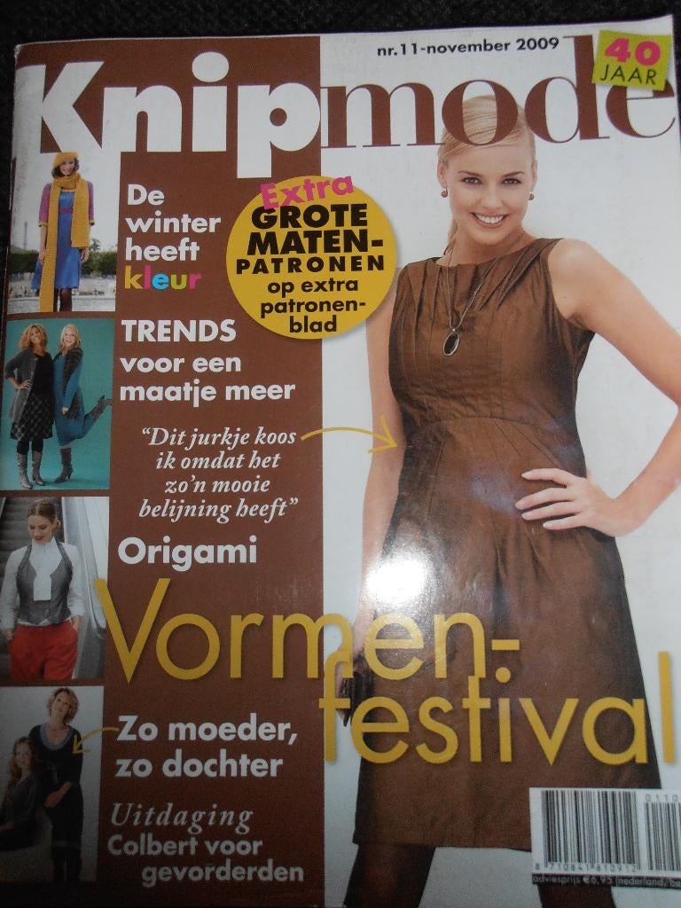 Knipmode november 2009 met extra patronenblad grote maten, Hobby en Vrije tijd, Kledingpatronen, Ophalen of Verzenden, Zo goed als nieuw
