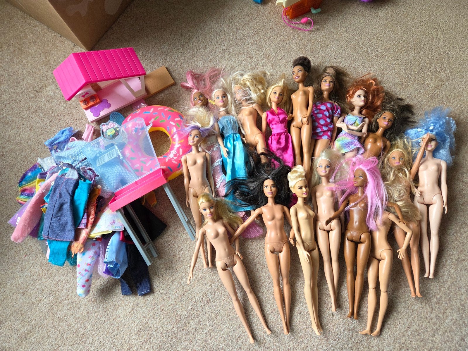 € 60,->> Barbiepoppen (17) incl auto's, Ophalen of Verzenden, Barbie