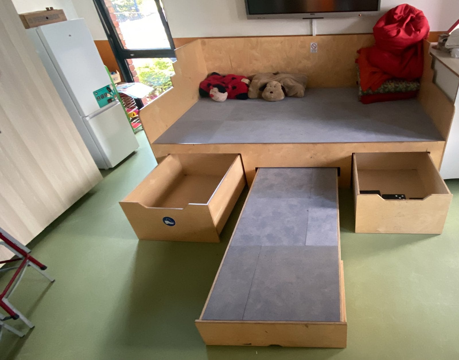 Podium met opberglades en uitschuifbare catwalk, Diversen, Ophalen, Gebruikt