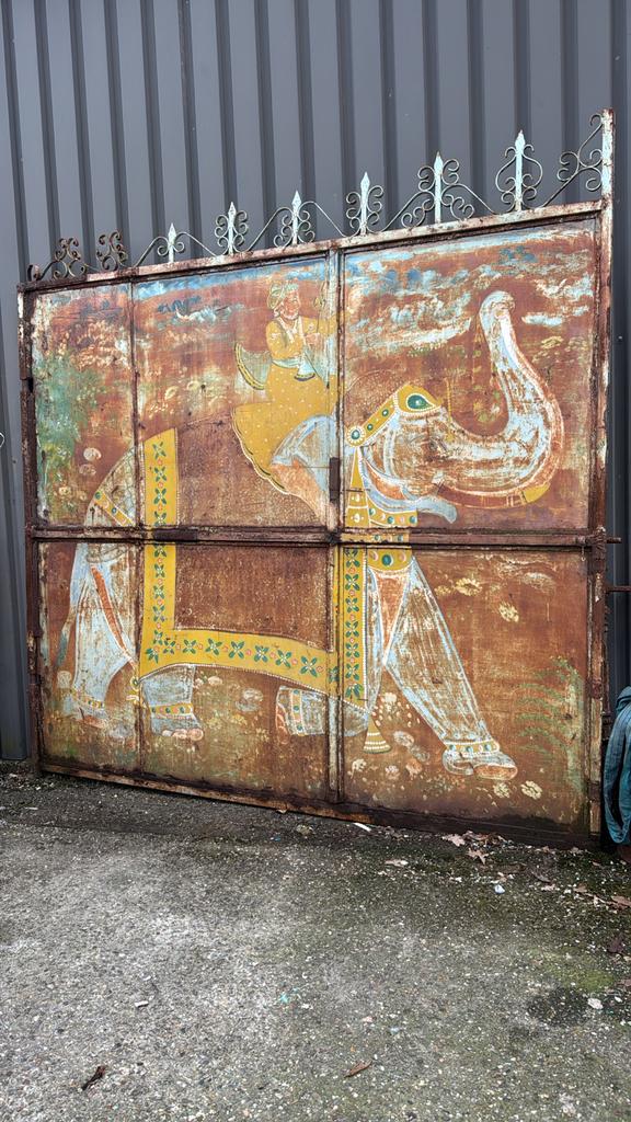Unieke Indiase metalen poort met handgeschilderde taferelen, Antiek en Kunst, Ophalen