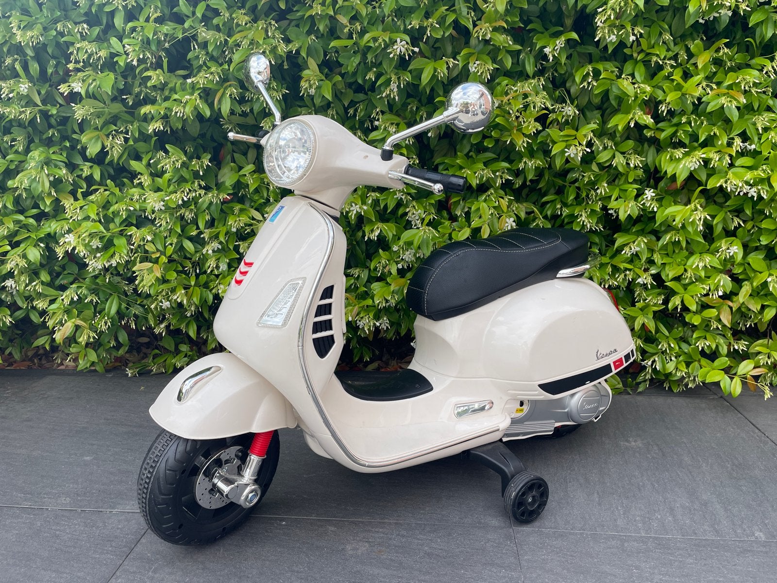 Elektrische kinder Vespa scooter - Zo goed als nieuw, Ophalen, Zo goed als nieuw