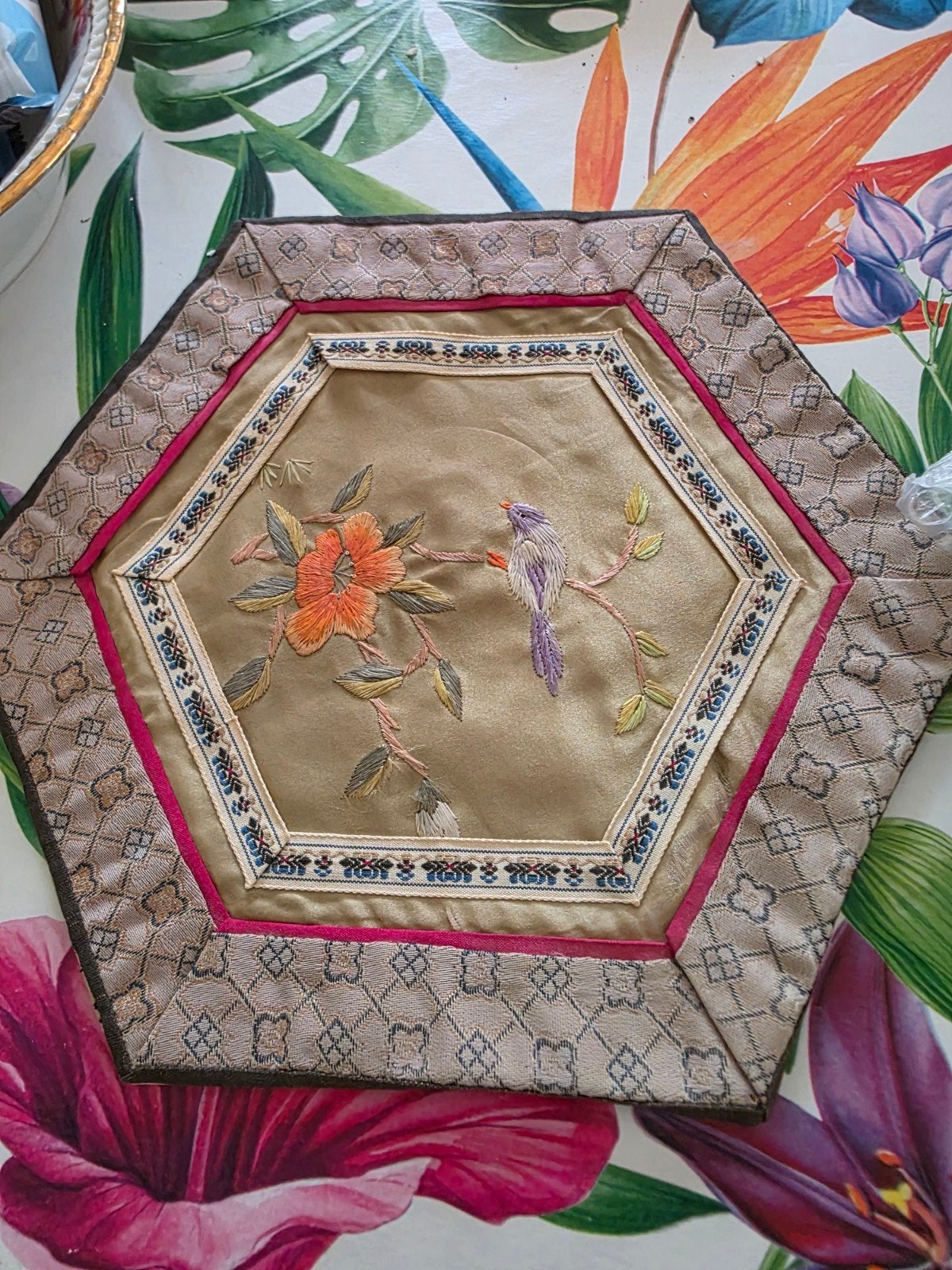 Chinees geborduurd zijden kleedje met vogel en bloemen ', Antiek en Kunst, Ophalen of Verzenden