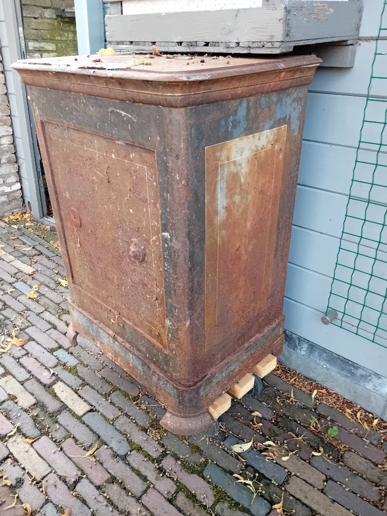 Oude IJzeren brandkast met sleutel., Ophalen, Gebruikt, Brandkast