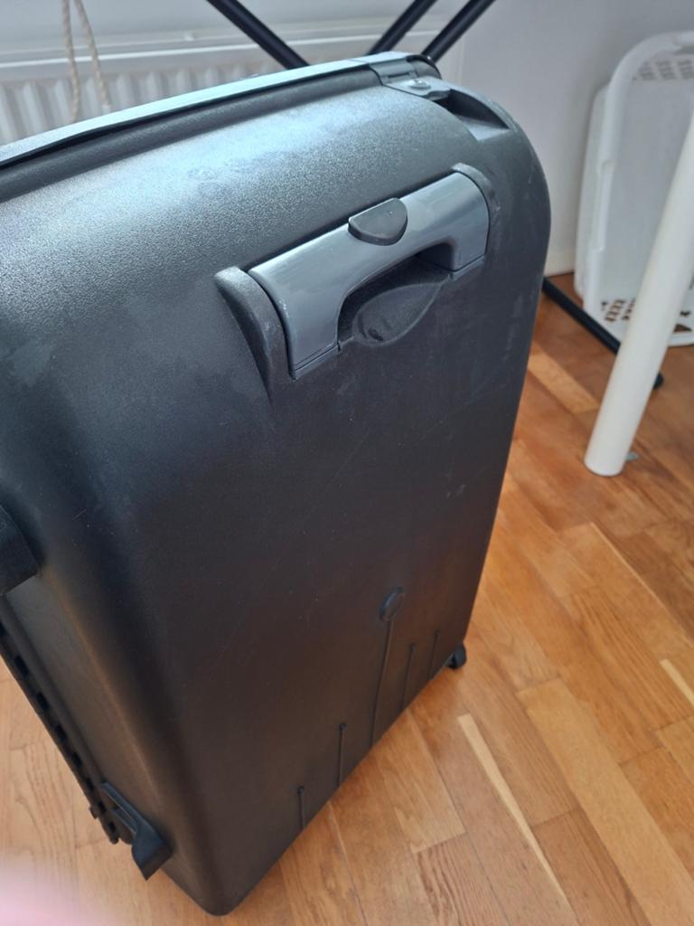 Zwarte reiskoffer met wieltjes en uitschuifbaar handvat, Wieltjes, Gebruikt, 50 tot 60 cm, Hard kunststof