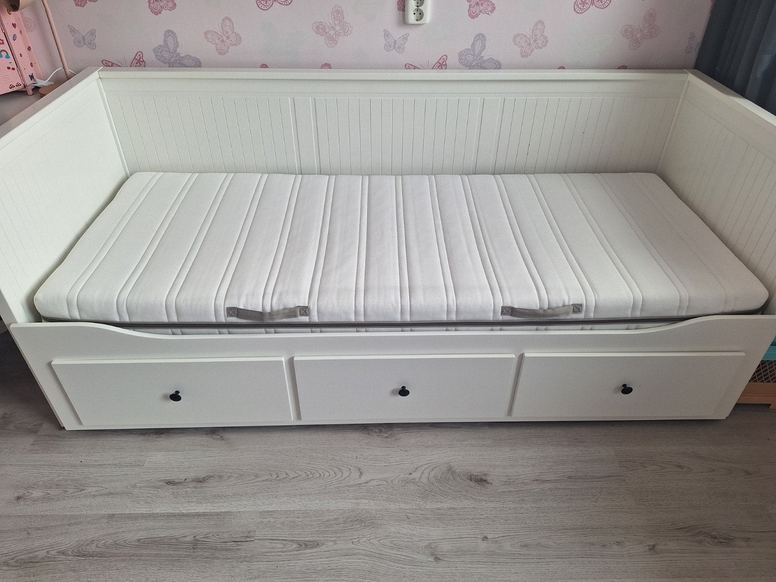 Ikea hemnes bedbank uitschuifbaar met lades en 2 matrassen, Huis en Inrichting, Ophalen, Gebruikt, Wit, Tweepersoons