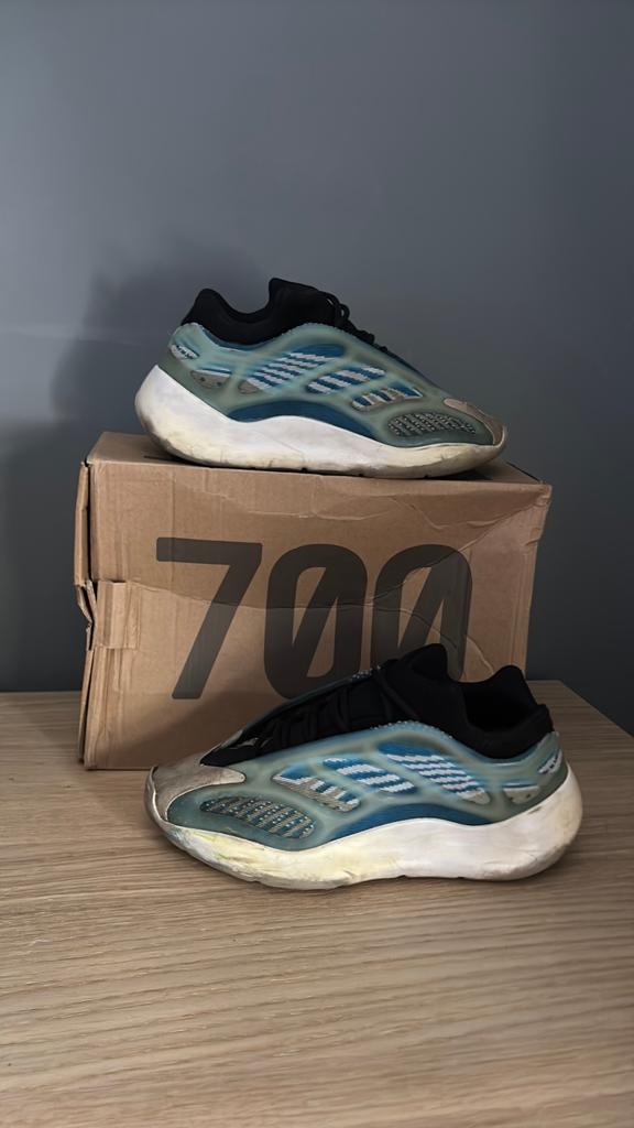 Yeezy 700 V3 Azael, Kleding | Heren, Schoenen, Ophalen of Verzenden, Gedragen, Overige kleuren, Sneakers of Gympen