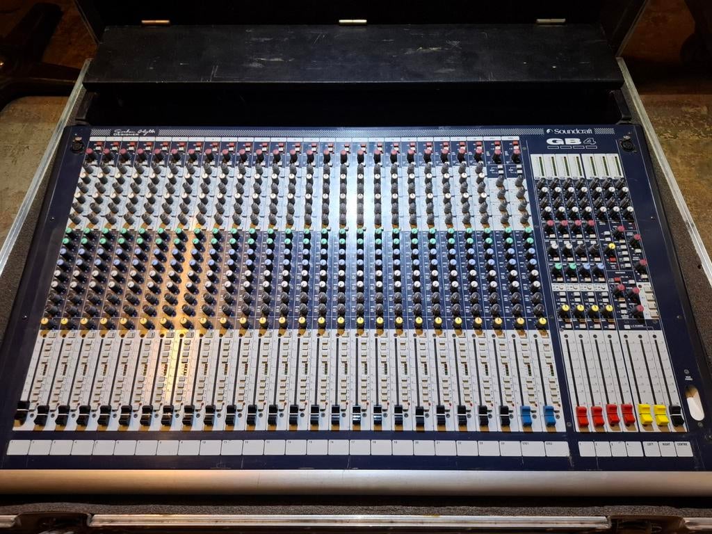 Soundcraft GB4 24-kanaals mengpaneel in flightcase, Muziek en Instrumenten, Mengpanelen, Ophalen, Gebruikt, 20 kanalen of meer