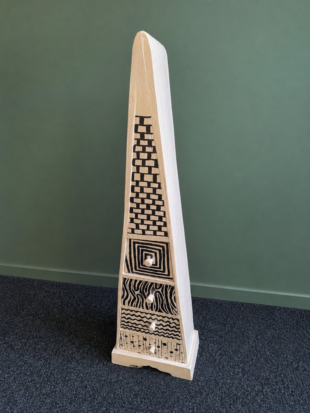 Unieke houten kast met beschilderde patronen en laatjes, Ophalen, Zo goed als nieuw
