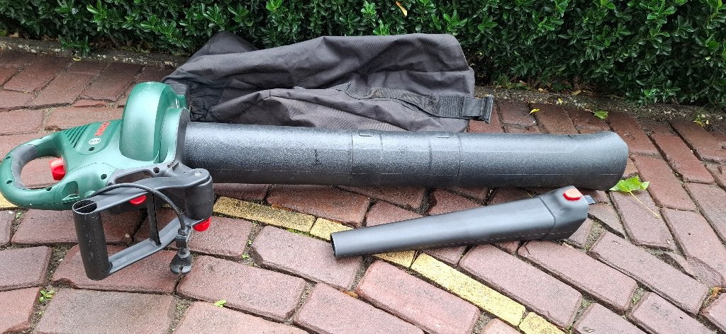Bosch UniversalGardenTidy 2300 bladblazer/zuiger, Met opvangzak, Handgedragen, Ophalen of Verzenden, Zo goed als nieuw