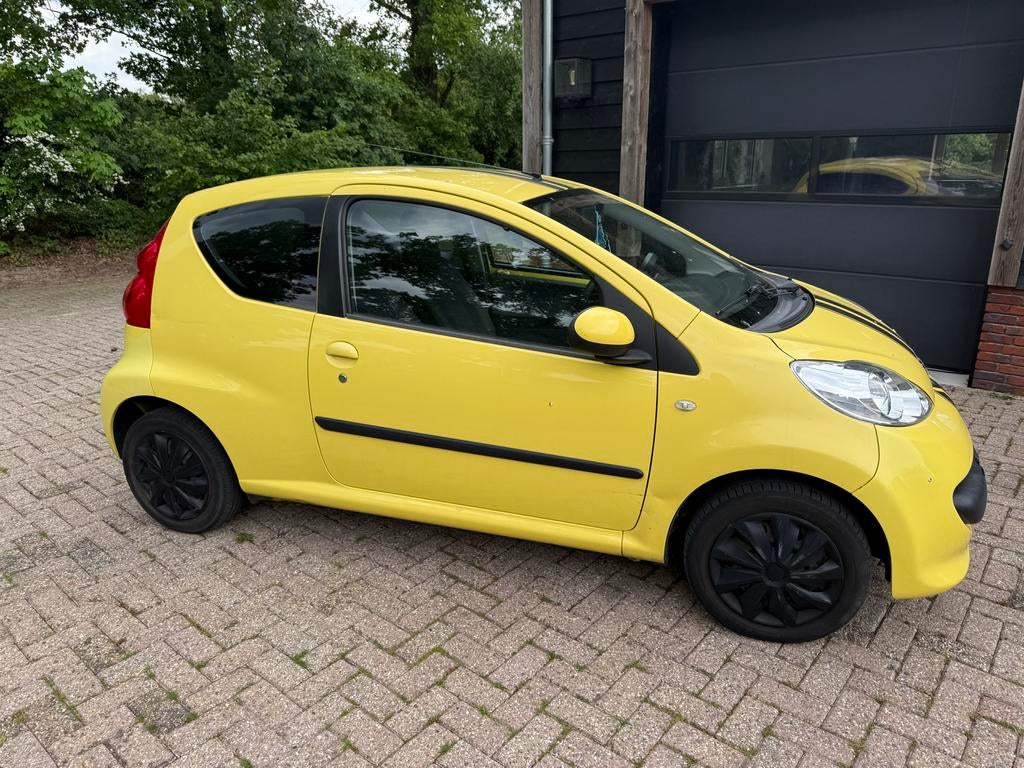 Peugeot 107 1.0 12V 3DR 2006 Geel, Auto's, Voorwielaandrijving, 765 kg, 4 stoelen, 68 pk
