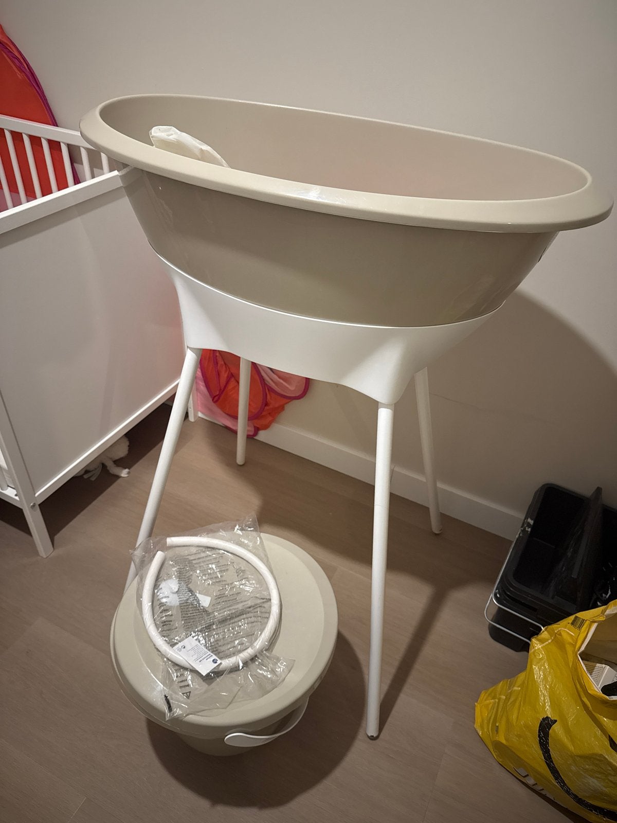 Gratis Beige baby bad met standaard, Gebruikt, Badje, Standaard, Ophalen