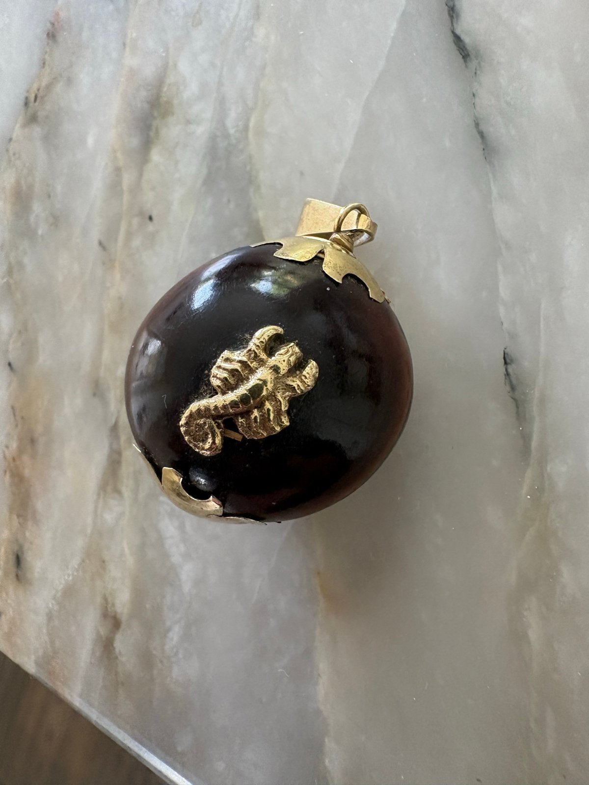 Vintage 14K hanger surinaams koeienoog  ojo de buey genoemd), Gebruikt, Bruin, Ophalen of Verzenden, Goud