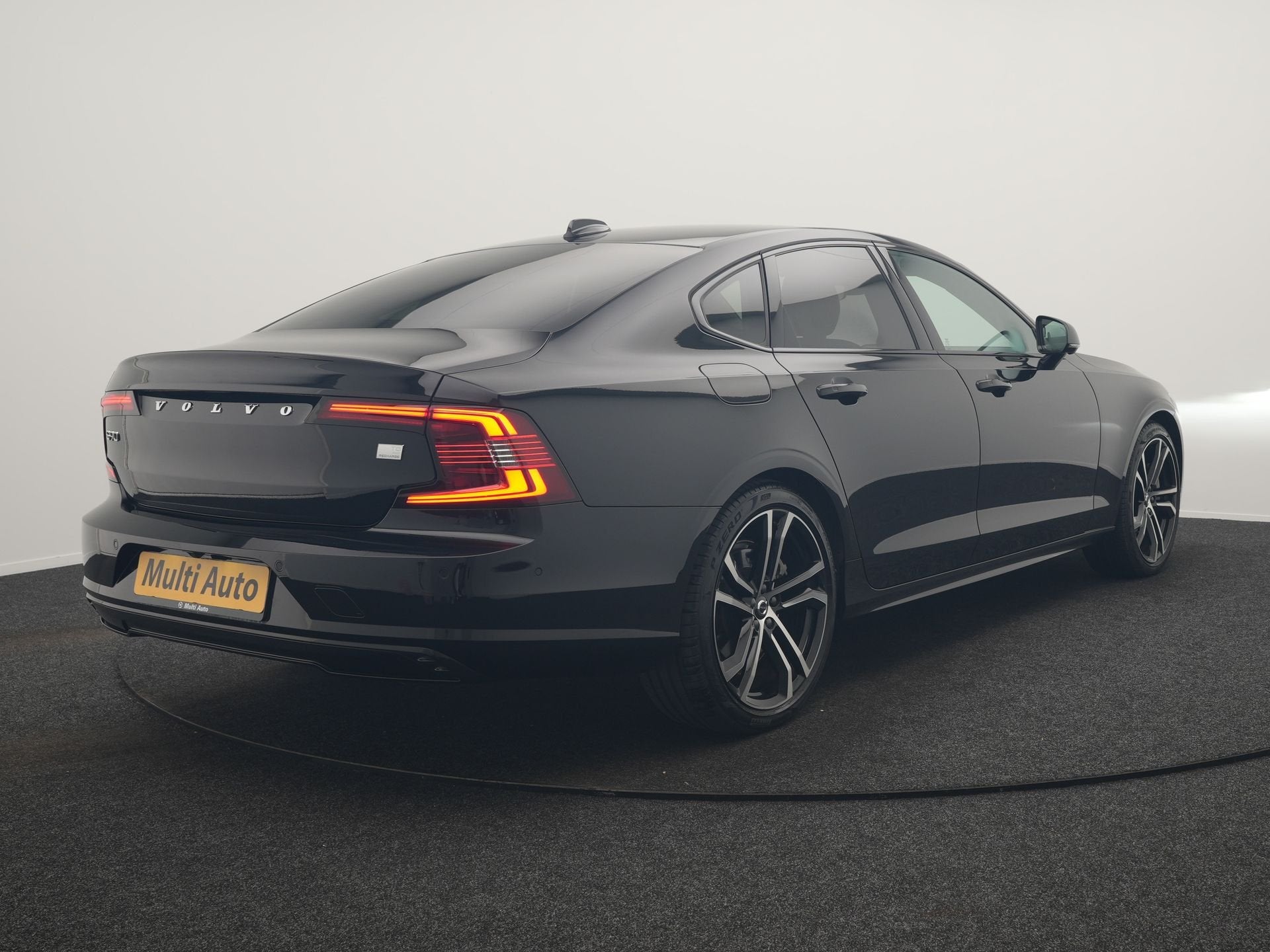 Volvo S90 T8 AWD Ultimate Dark 456pk PHEV LONG RANGE Dealer, Auto's, Volvo, Dealer onderhouden, Gebruikt, Zwart, 4 cilinders