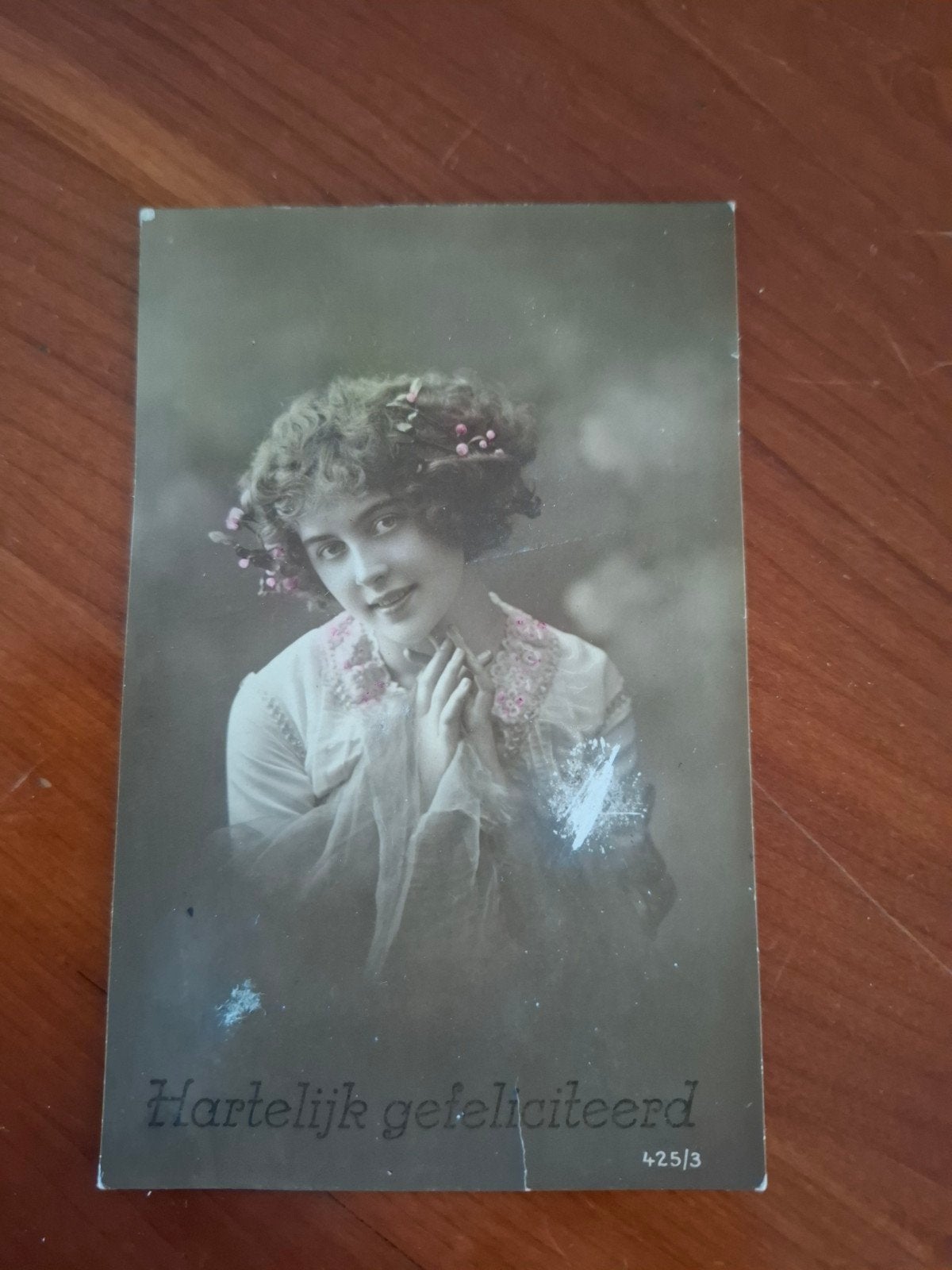 Vintage Portret Jonge Vrouw met Bloemen in Haar Haar, Ophalen of Verzenden, 1920 tot 1940, Gelopen, Overige thema's