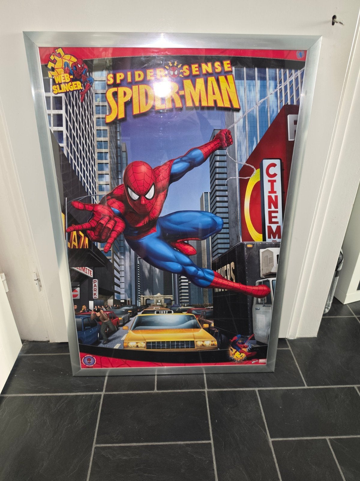 Grote Spider-Man poster met lijst - Perfect voor fans!, Ophalen, Met lijst, Deurposter of groter, Film en Tv