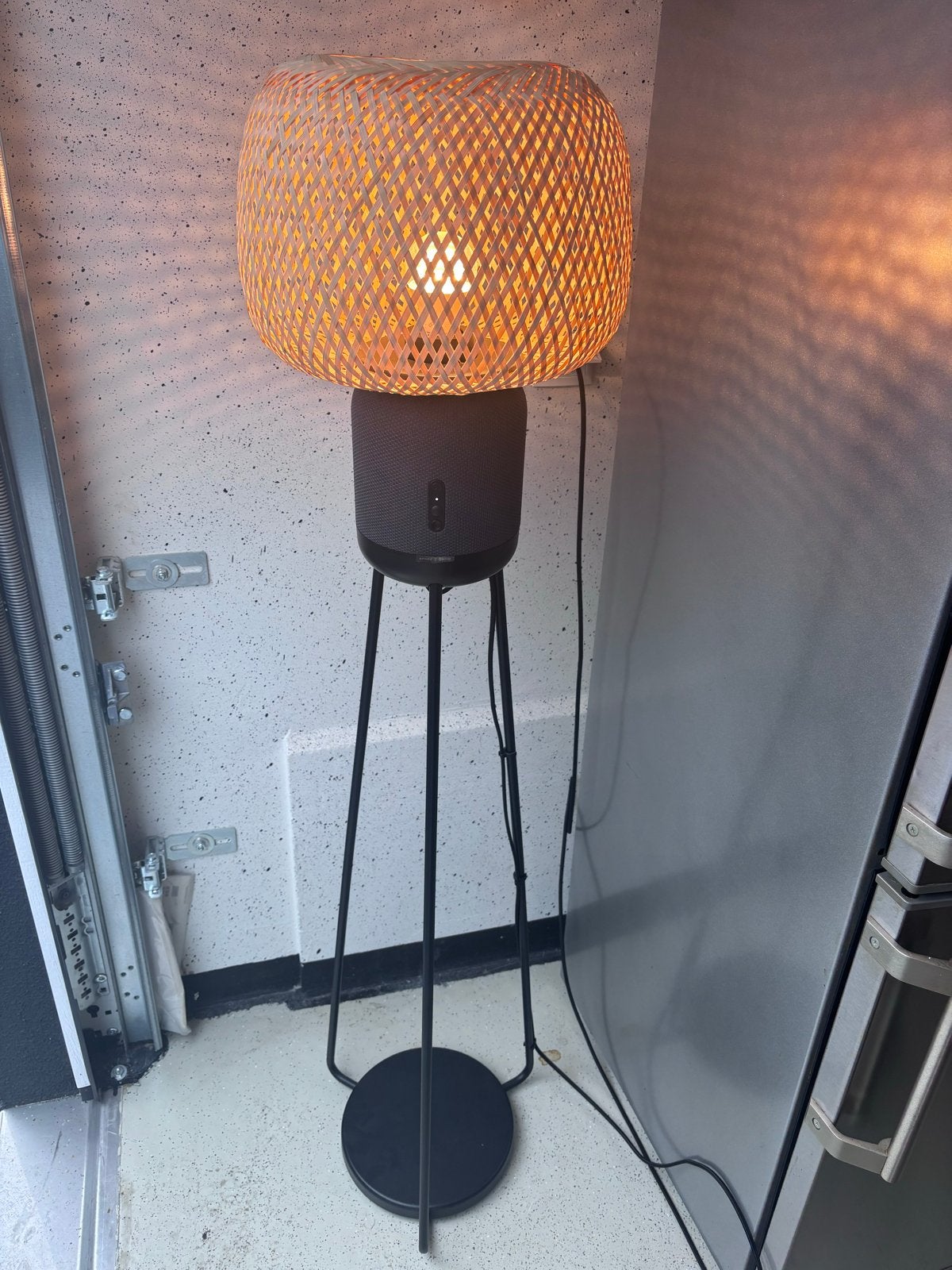 Nieuwe Sonos Symfonisk Vloerlamp met Bamboe Kap - Werkt Perf, Ophalen of Verzenden, Nieuw, Hout, 150 tot 200 cm