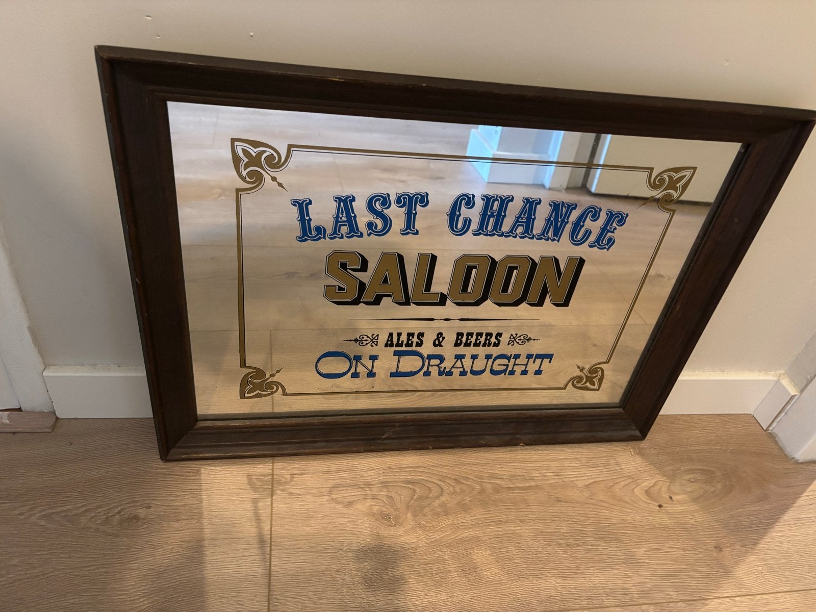 Vintage 'Last Chance Saloon' spiegel - Bar decoratie, Antiek en Kunst, Antiek | Spiegels, Ophalen, Rechthoekig, 50 tot 100 cm