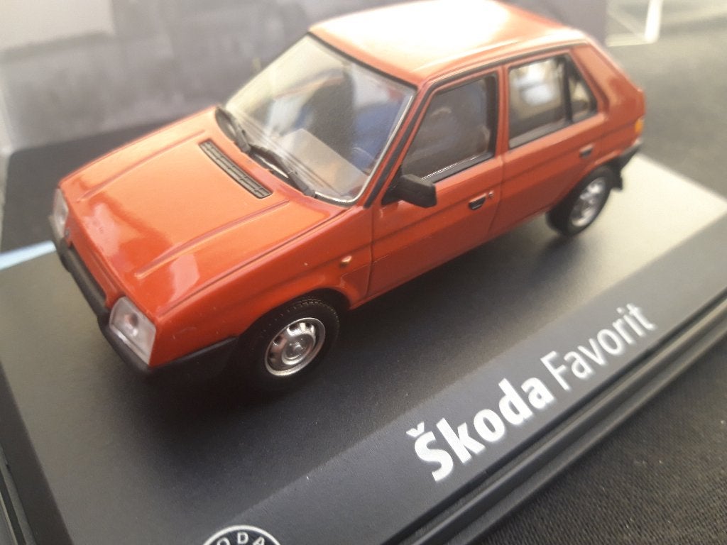 Skoda Favorit rood  ( Coral Red )  –  Abrex 1:43, Ophalen of Verzenden, Zo goed als nieuw, Auto, Overige merken