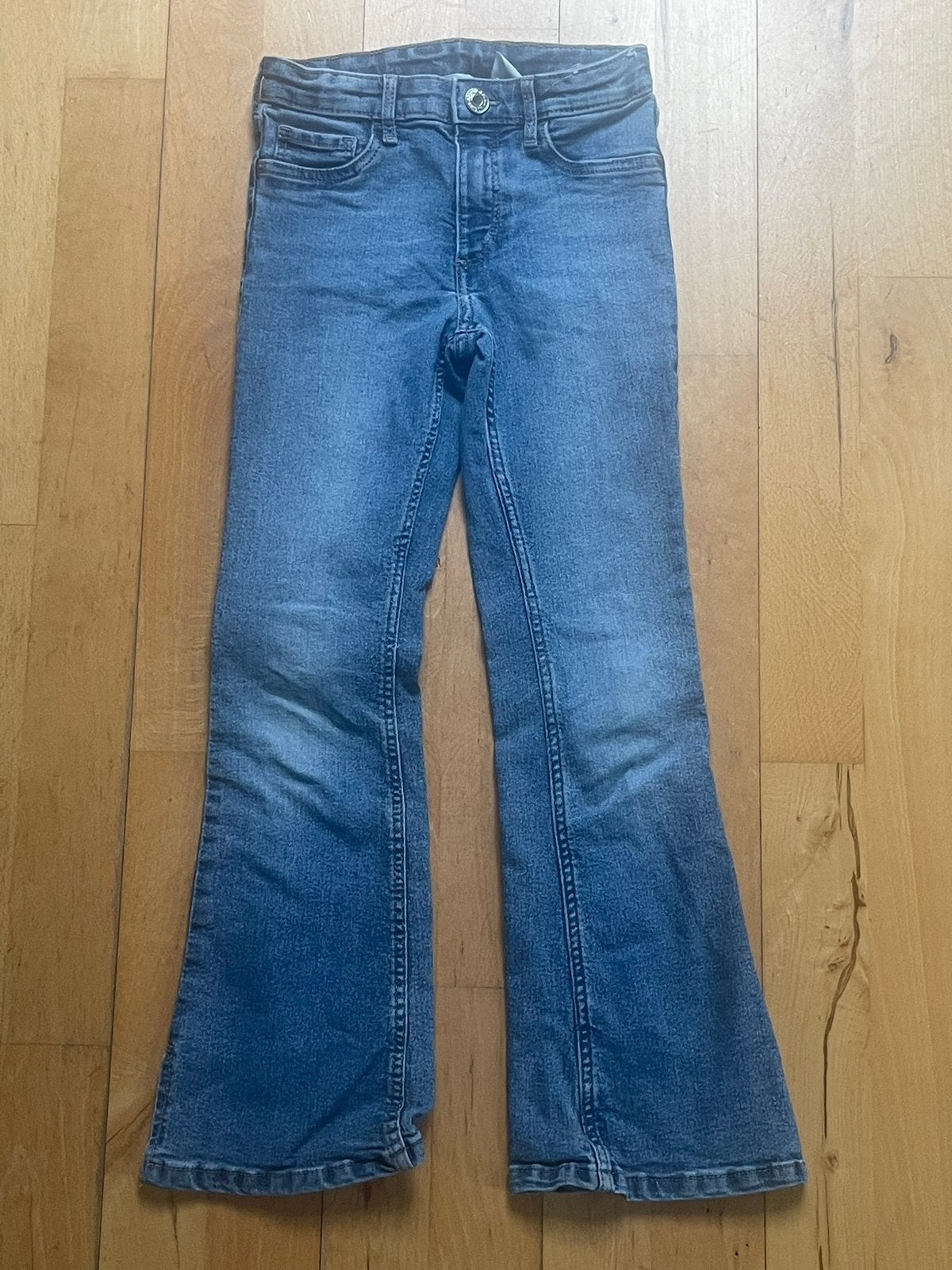 H&m flared spijkerbroek maat 122, Ophalen of Verzenden, Zo goed als nieuw, Meisje, Broek