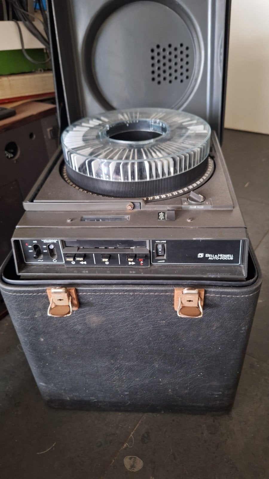 Bell & Howell Dia Projector met cassette speler, Ophalen