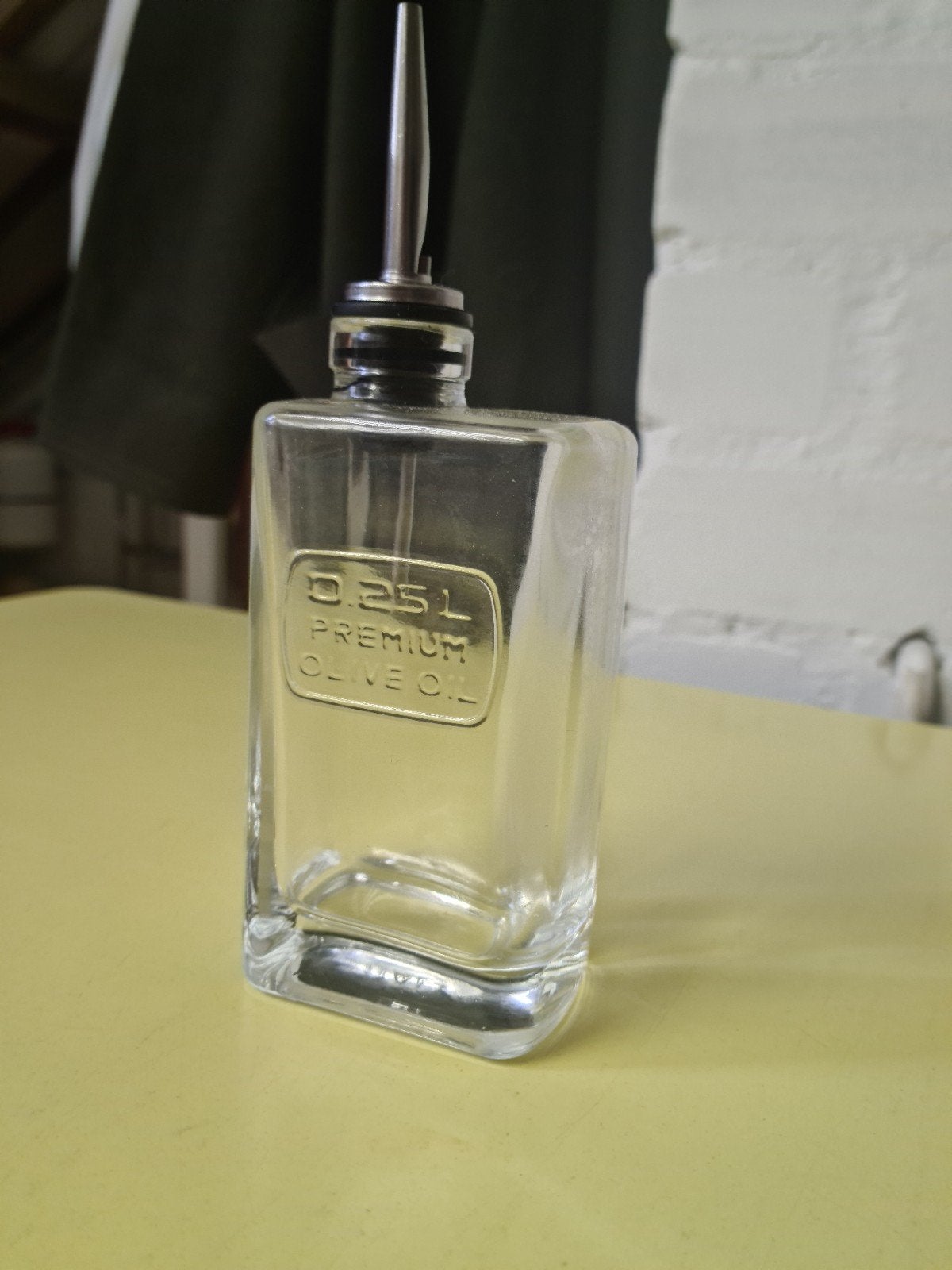 Glazen oliefles met schenktuit Luigi Bormioli 0,25 liter, Ophalen of Verzenden, Glas, Overige stijlen, Glas of Glazen