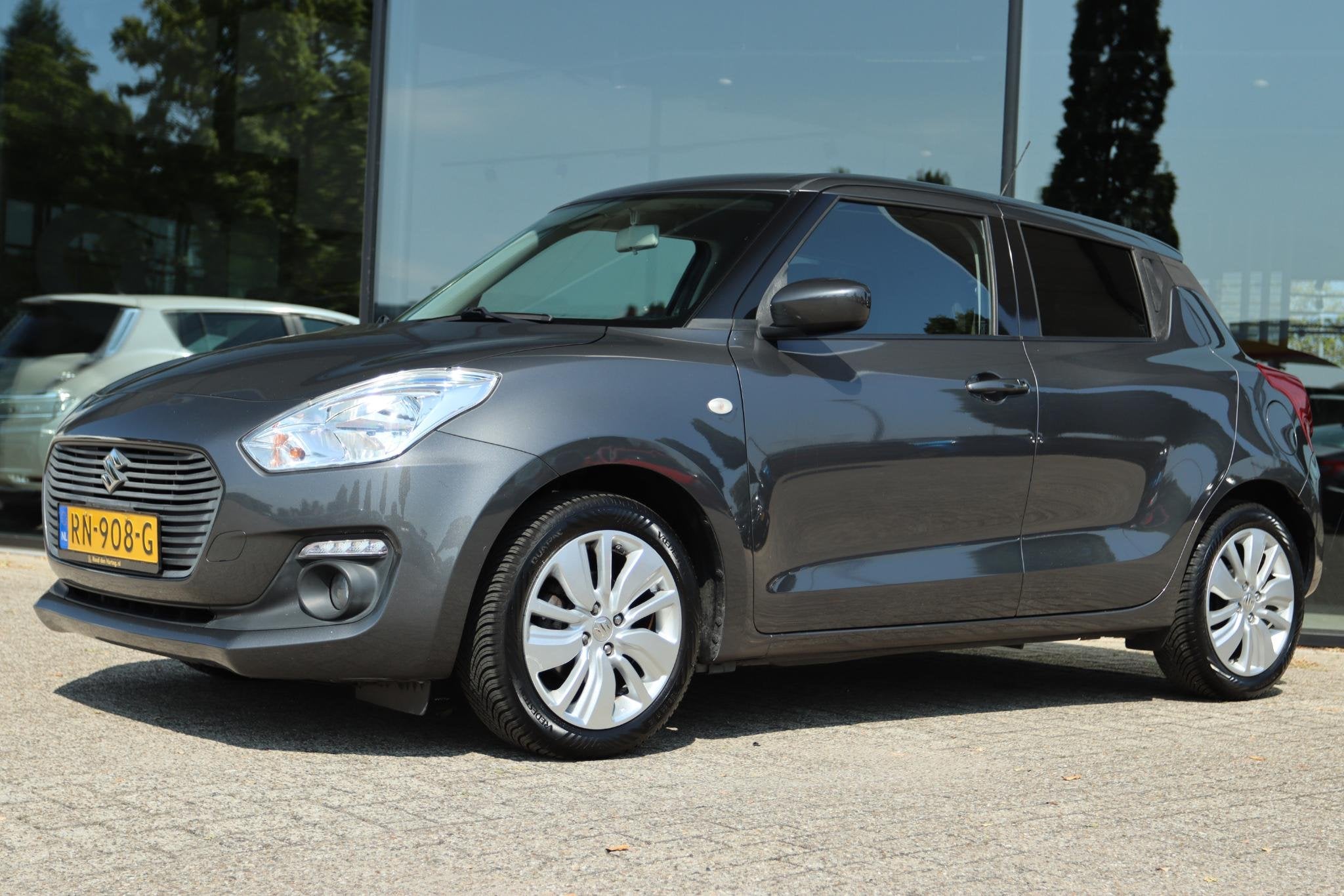 SUZUKI SWIFT 1.2 SELECT | CARPLAY | CAMERA | STOELVERW. | AI, Auto's, Voorwielaandrijving, Stof, Gebruikt, 4 cilinders
