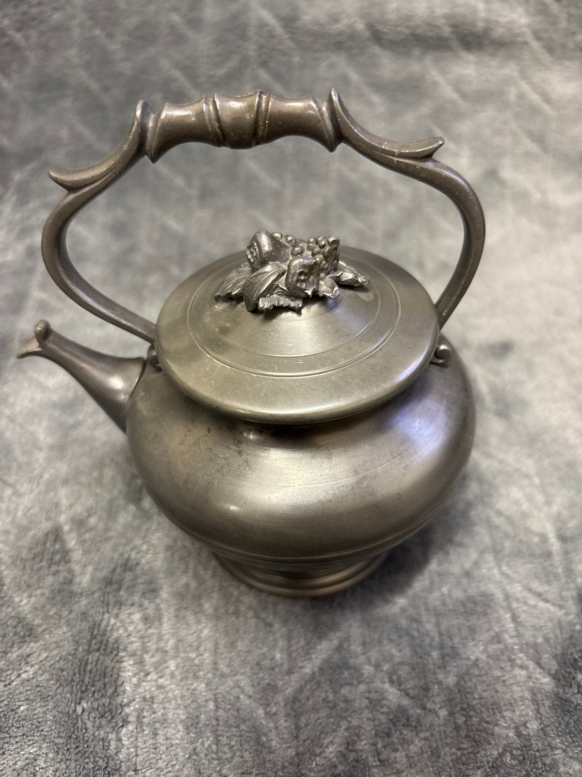 Antieke tinnen theepot met druivenmotief, 11 cm hoog, Antiek en Kunst, Ophalen