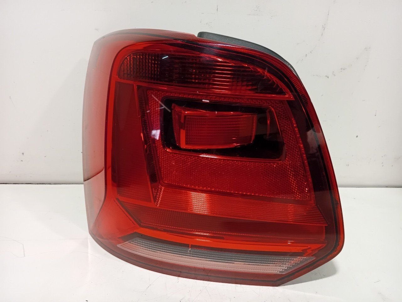 Achterlicht links buiten Volkswagen Polo, Onderdelen@venauto.nl, Van der Ven Autorecycling B.V., Gebruikt, Ettenseweg 76, 4706 PB Roosendaal, The Netherlands