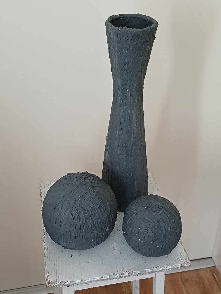 1 SMALLE VAAS MET 2 BOLLEN, Huis en Inrichting, 35 cm, Ophalen of Verzenden, Zo goed als nieuw, Steen/keramiek