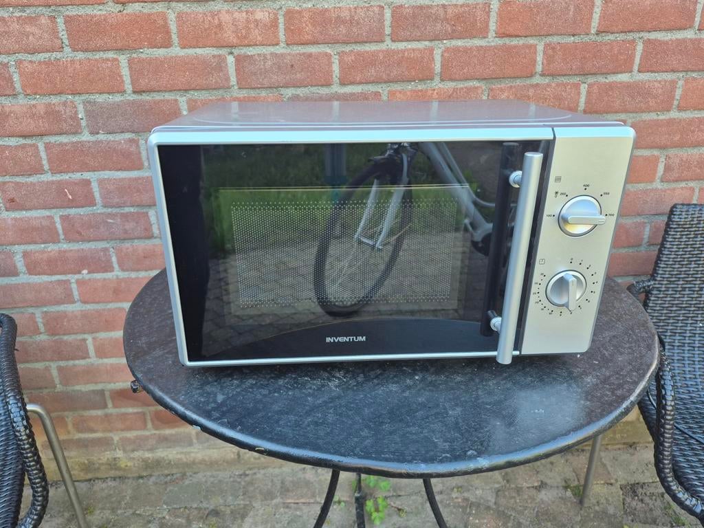 Inventum Magnetron 700W - Zilverkleurig, Witgoed en Apparatuur, Magnetrons, Gebruikt, Vrijstaand, Magnetron, Minder dan 45 cm
