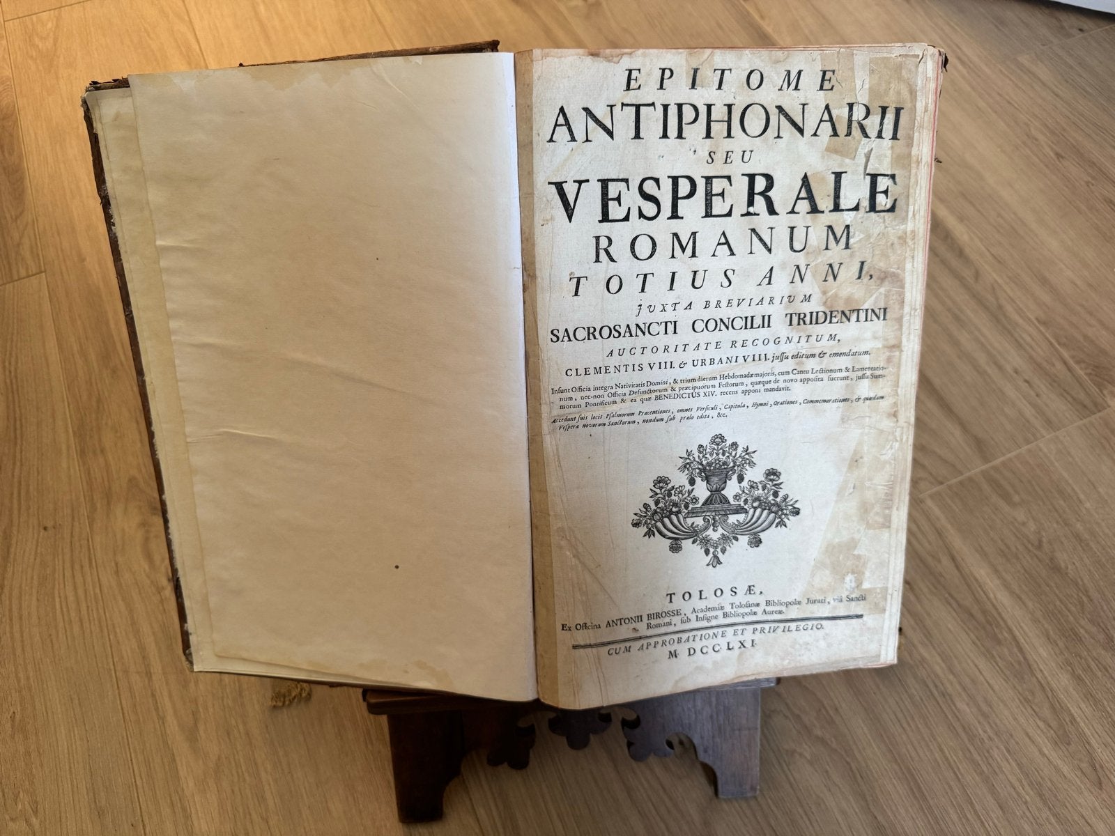 Antiek Frans kerkboek 1761 met houten standaard, Antiek en Kunst, Antiek | Boeken en Bijbels, Ophalen of Verzenden