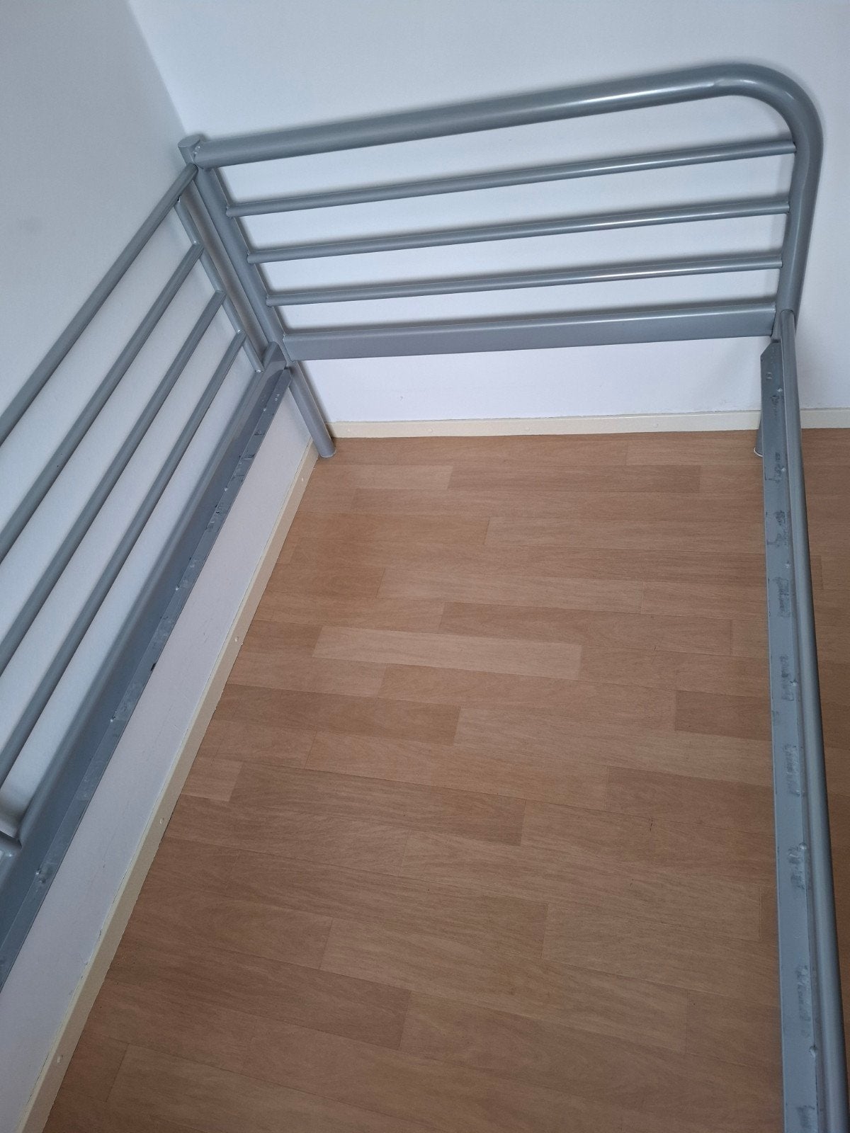 Ikea bedframe,  grijs metaal, 90x200cm, Ophalen, Gebruikt, 90 cm, Eenpersoons