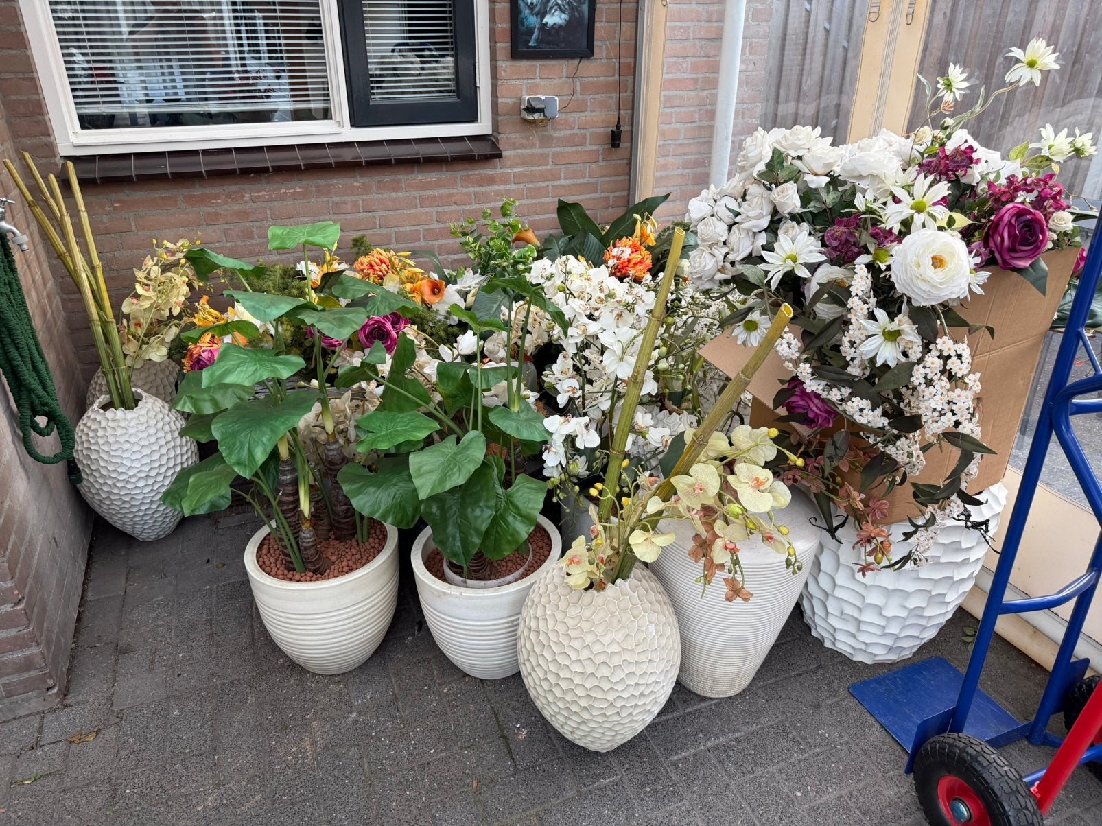 Te koop grote partij van 25 mooie bloempotten incl nep plant, Tuin en Terras, Ophalen, Steen, Minder dan 30 cm, Rond