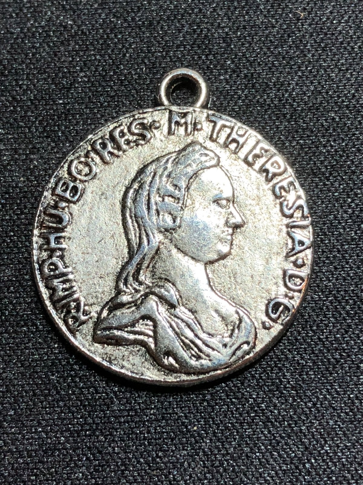 Bedels met muntmotief - Maria Theresia D.G. R. Imp. Hu. Bo., Ophalen of Verzenden, Overige materialen