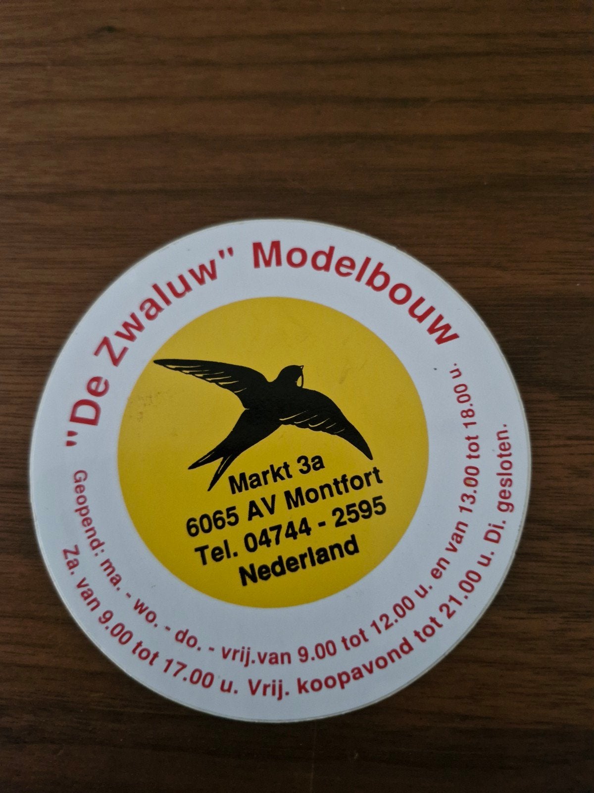 9195 Vintage sticker "De Zwaluw" Modelbouw Montfort, Verzamelen, Ophalen of Verzenden, Gebruikt, Bedrijf of Vereniging
