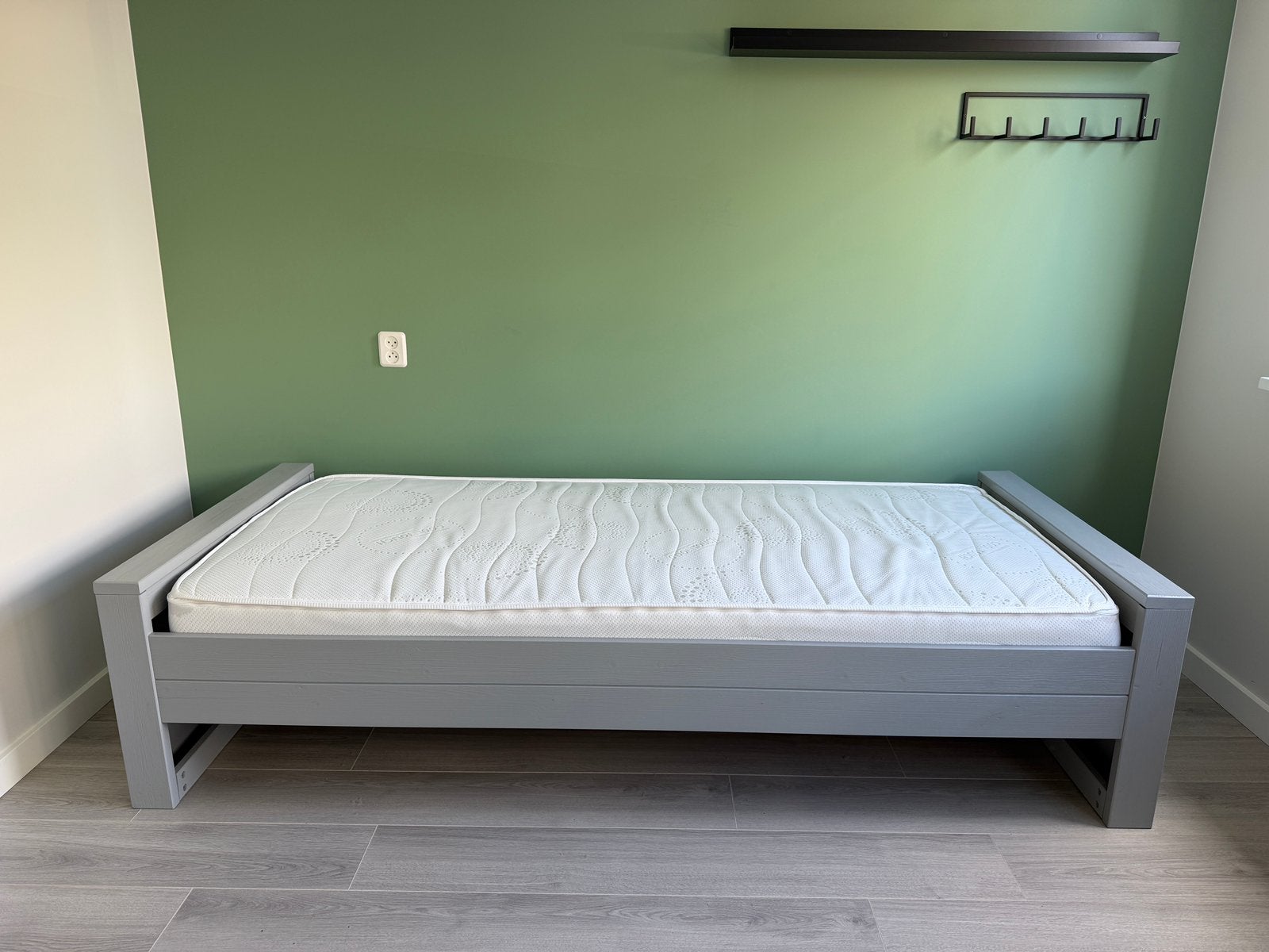 Bed Woood Dennis licht grijs 90x200, Ophalen, 90 cm, Eenpersoons, Grijs