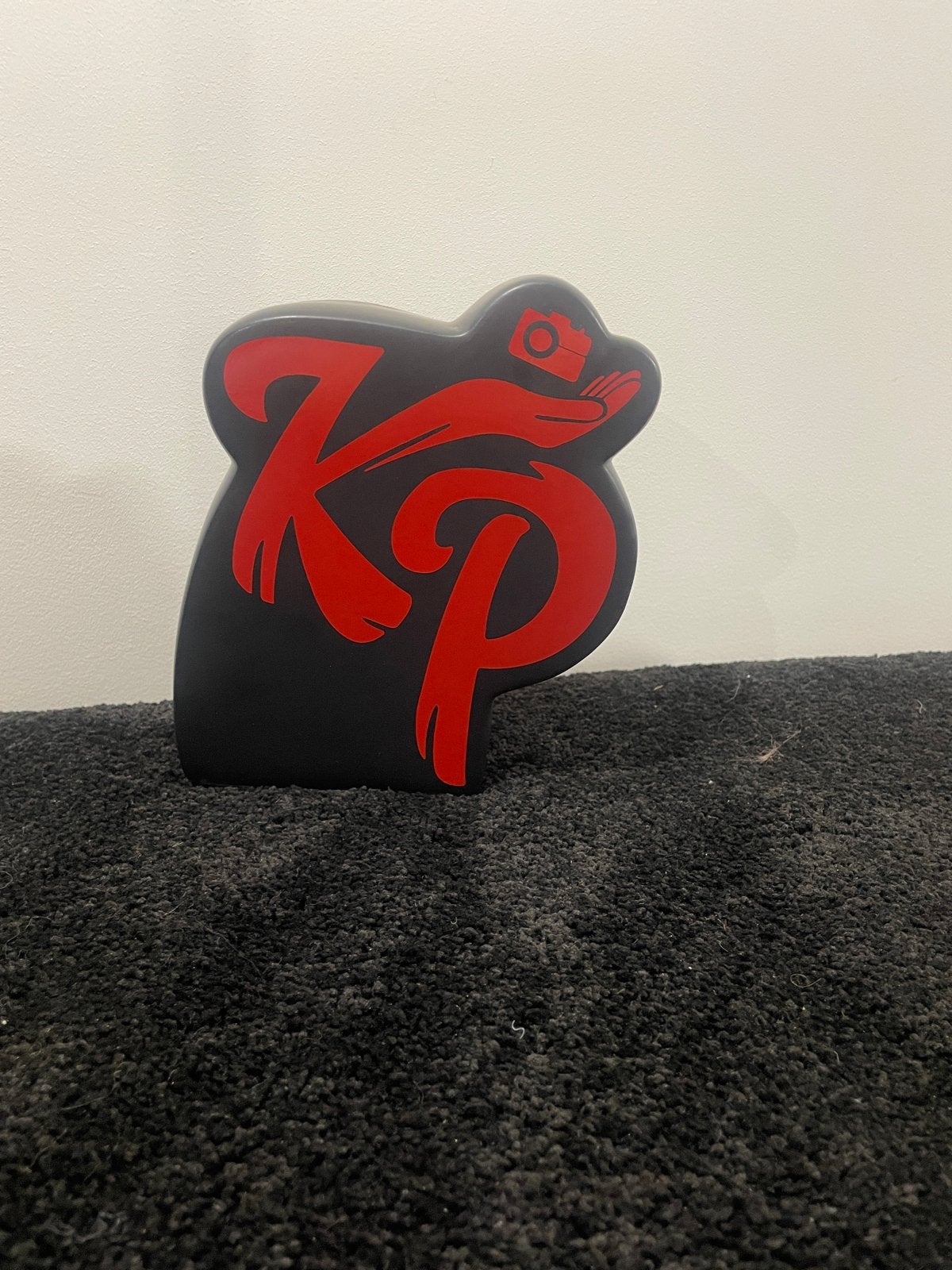 KP Spaarpot - Zwart met Rood Logo, Ophalen of Verzenden, Gebruikt, Steen, Aardewerk of Keramiek, Overige thema's