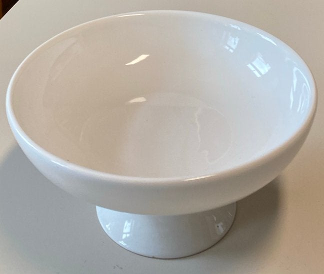 Witte schaal op voet - Keramiek, Huis en Inrichting, Woonaccessoires | Schalen en Manden, Gebruikt, Porselein of Keramiek, Schaal