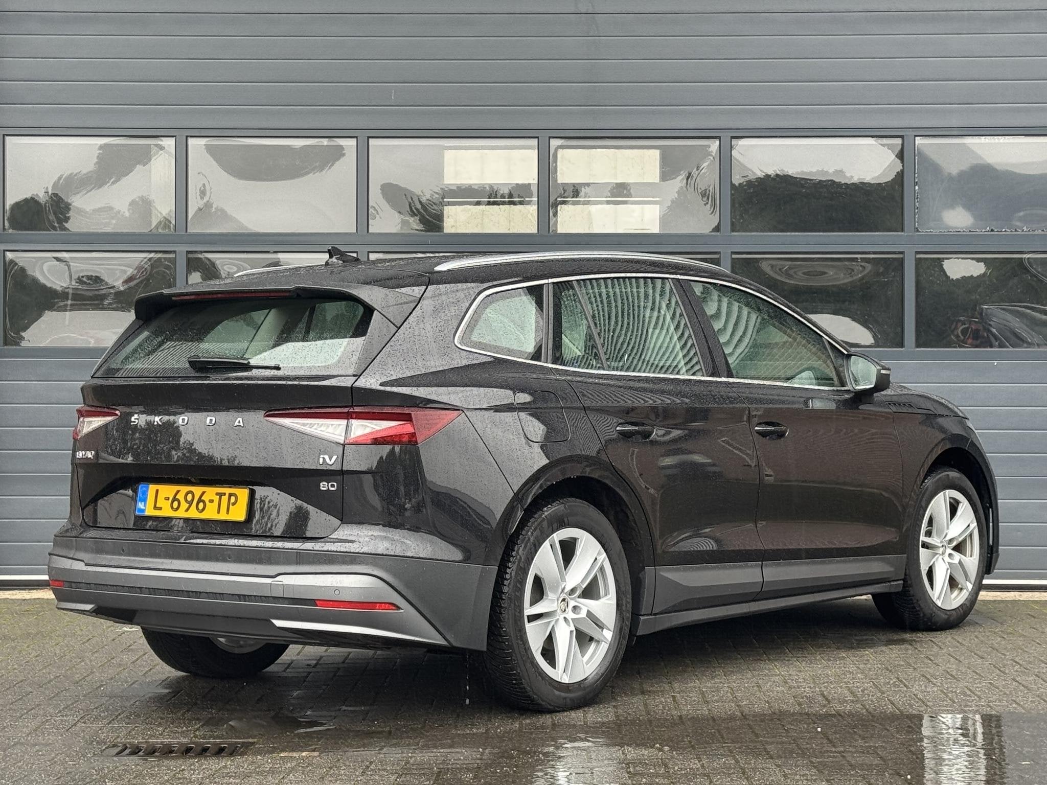 SKODA ENYAQ IV 80 (95% SOH) I GROOT ACCUPAKKET I STOELVERWAR, Auto's, Automaat, Achterwielaandrijving, Gebruikt, Zwart