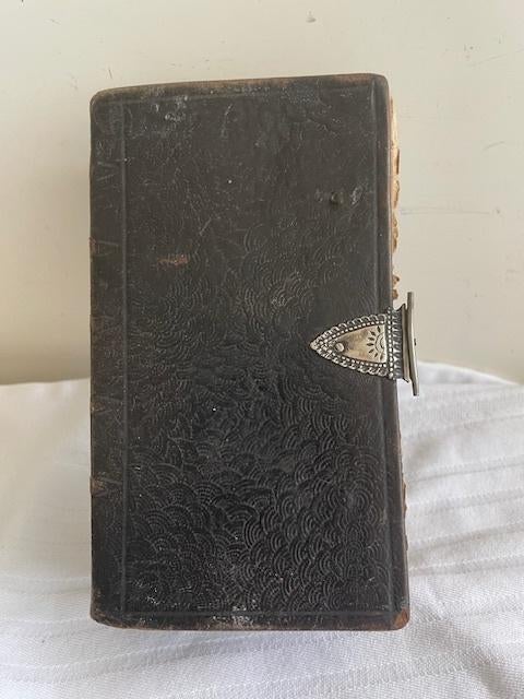 Antieke Leren Bijbel met zilver slotje 1847, Antiek en Kunst, Antiek | Boeken en Bijbels, Ophalen of Verzenden