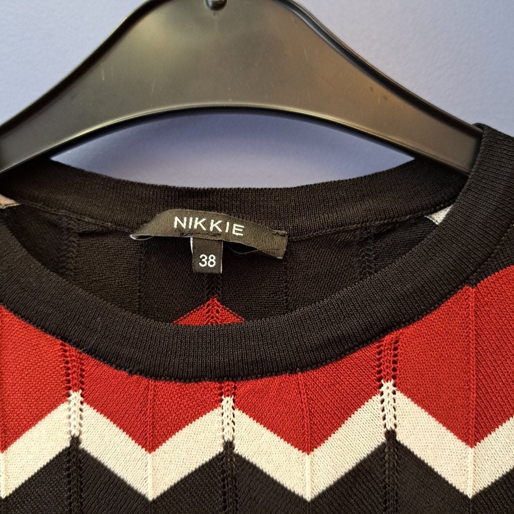 Nikkie shirt zwart wit rood zigzag print mt 36-38 nr 46566, Maat 38/40 (M), ., Nikkie, Ophalen of Verzenden