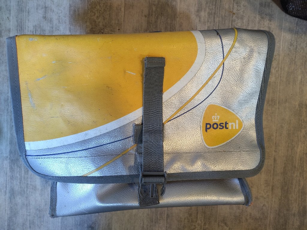 Oude krantentas voor op stuur, Ophalen, Gebruikt
