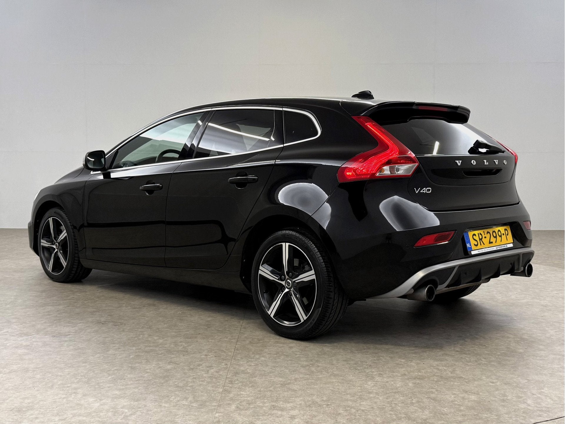 Volvo V40 2.0 T4 Business Sport R-Design 191PK | Pano | Virt, Gebruikt, Euro 6, Zwart, Bedrijf