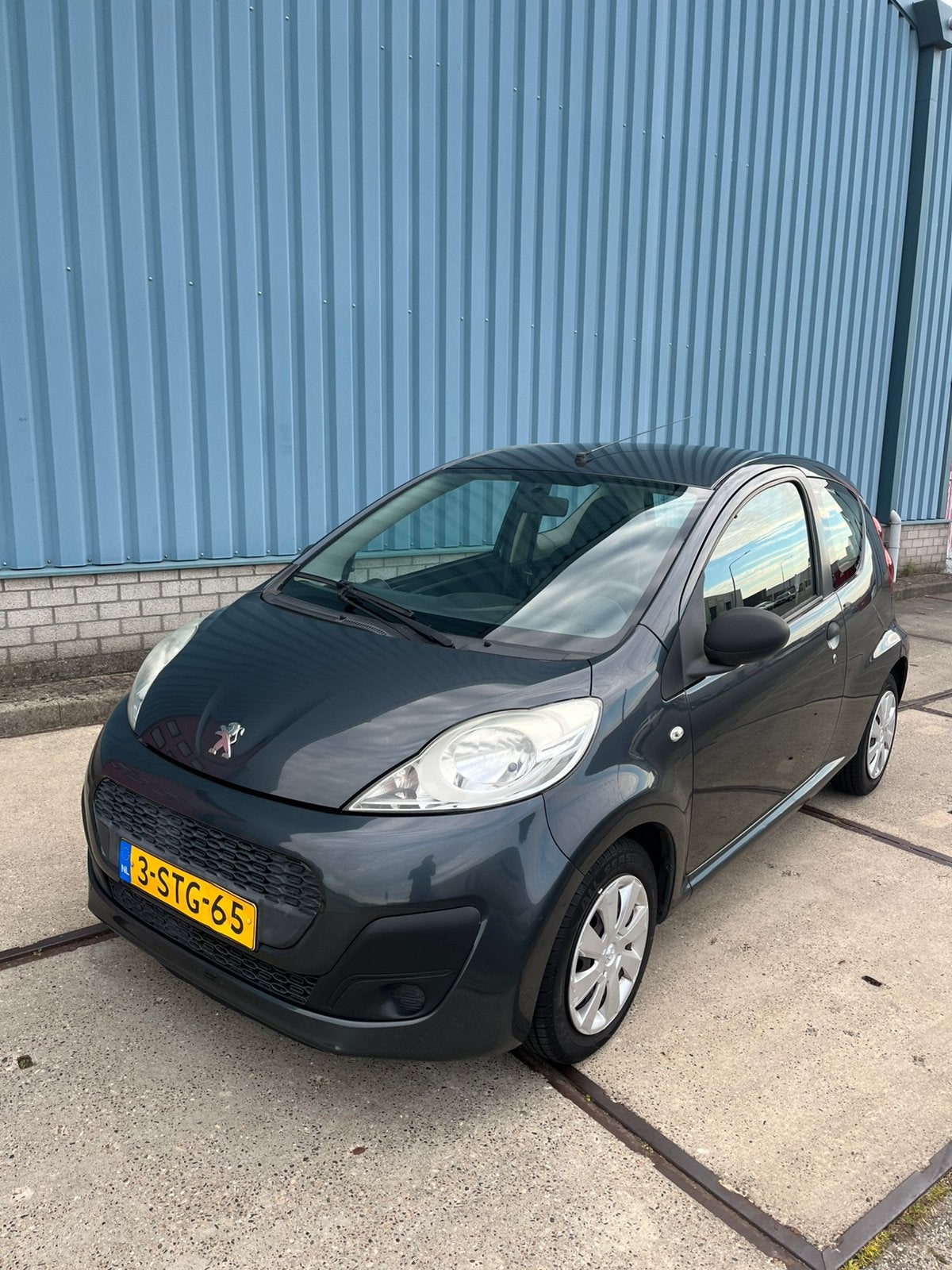 Peugeot 107 1.0 12V E-vti 68PK 3DR 2013 Grijs, Auto's, Voorwielaandrijving, Stof, Zwart, 4 stoelen