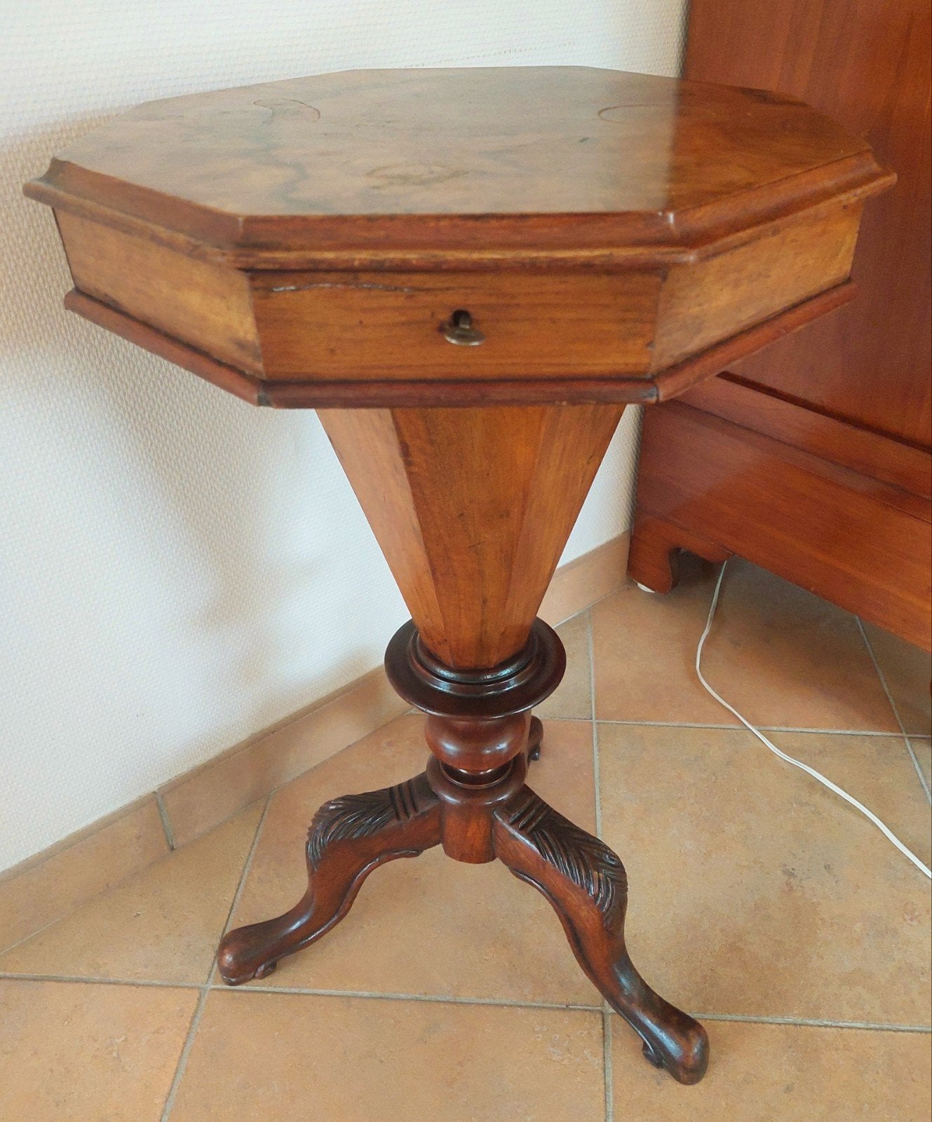 Biedermeier naaitafeltje, Ophalen