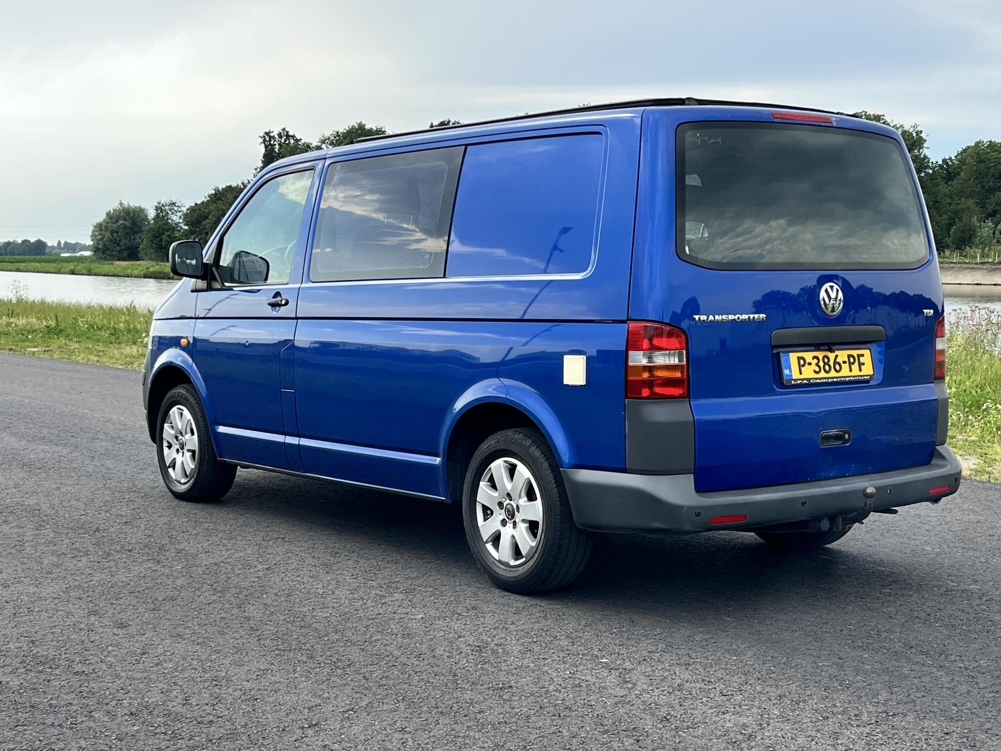 Volkswagen Transporter Automaat 2.5 TDI Trendline EXPORT ONL, Auto's, Stof, Gebruikt, 8 stoelen, Overige carrosserieën