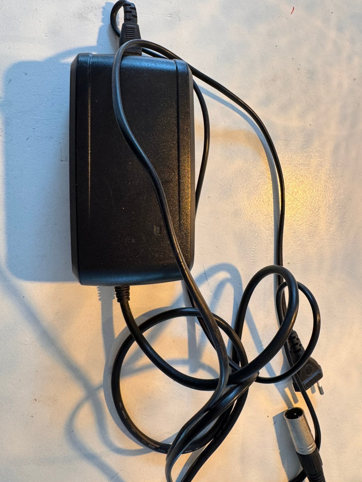 Giant 3 pins acculader model GLI180A, Ophalen of Verzenden, Gebruikt