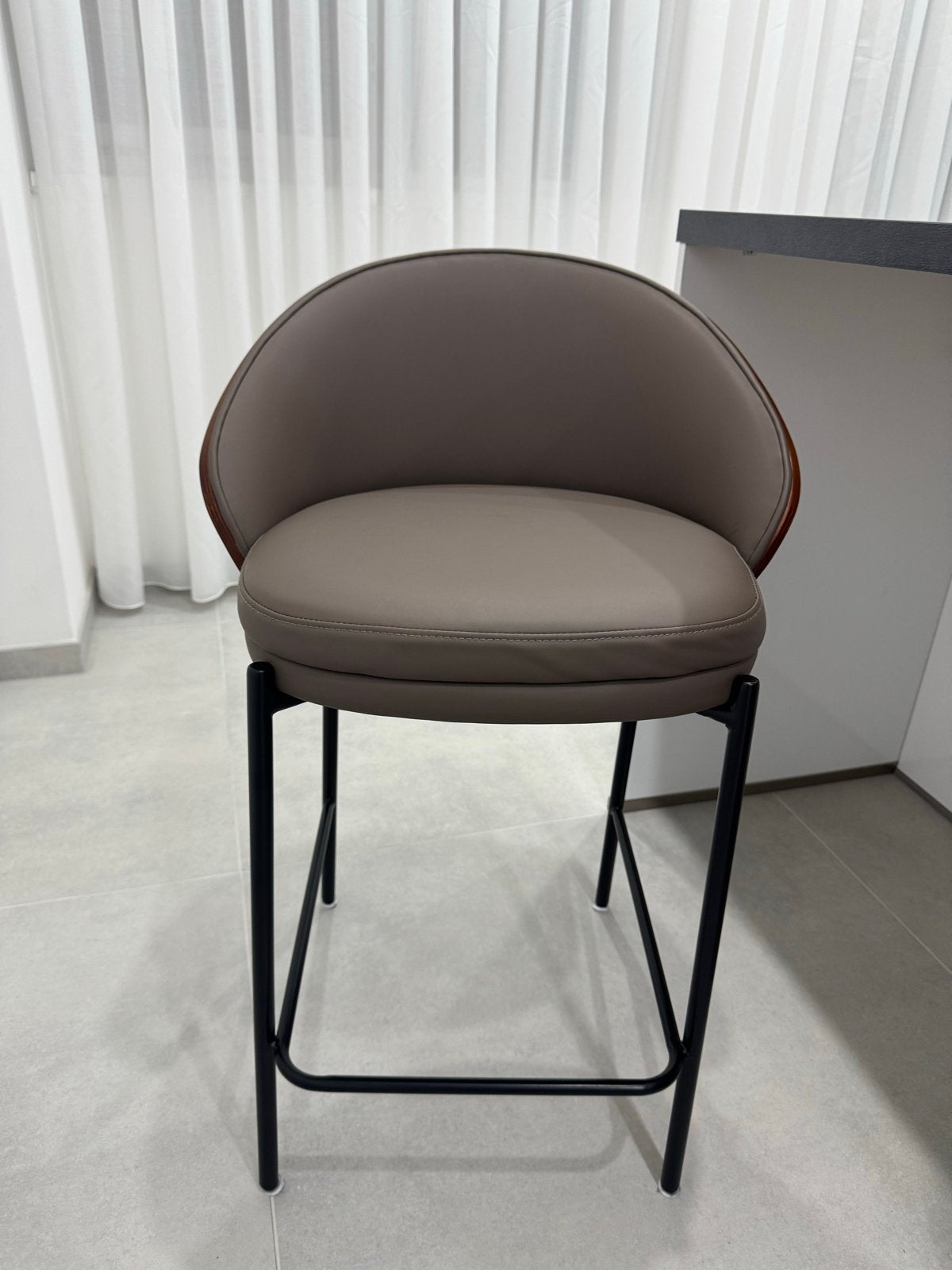 Moderne barkrukken van Kave Home -Zo goed als nieuw(2 stuks), Ophalen, Met voetsteun, Zo goed als nieuw, 90 cm of meer